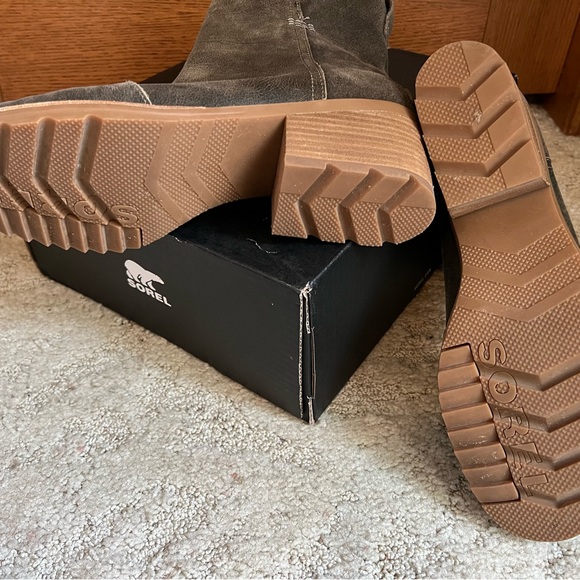 Like new Sorel olive green 2 inch boots. Great condition worn 3 times. - Picture 3 of 6